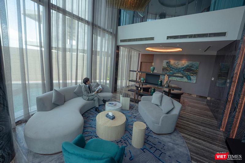 Toàn bộ nội thất từ phòng bếp, ăn, ngủ, làm việc, thư giãn, được chế tác riêng từ những thương hiệu nội thất nổi tiếng: B&amp;B, Polifor, Inovar…, hệ thống đèn trang trí và chiếu sáng đến từ các thương hiệu danh tiếng toàn cầu như: Unios (Úc), Occhio (Đức).