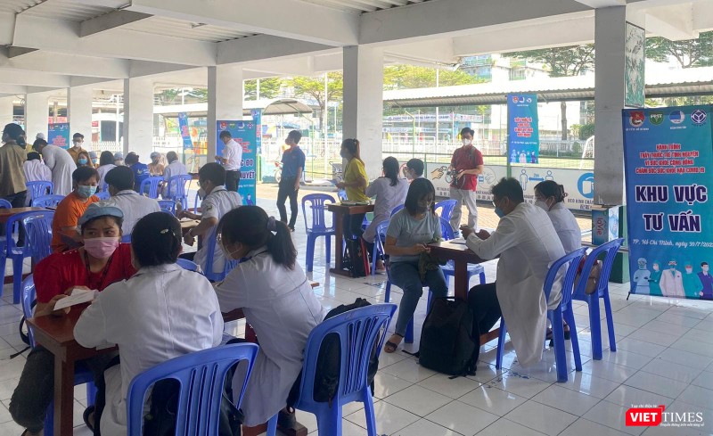 Sở Y tế Đà Nẵng khuyến cáo người dân không nên hoang mang, lo lắng quá mức và thực hiện nghiêm túc các biện pháp phòng dịch COVID-19 như đeo khẩu trang ở nơi công cộng, hạn chế tụ tập đông người nếu không cần thiết.