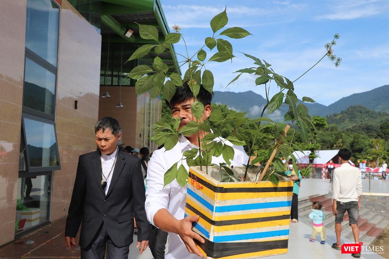 Người dân địa phương đem sâm đến hội chợ