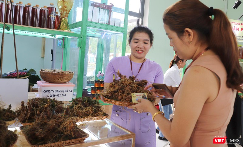 Khách mua xem sâm tại hội chợ