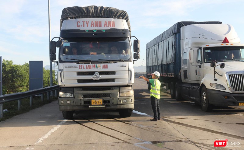 Nhân viên trạmh thu phí được điều động để phân làn