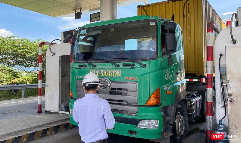 Nhân viên phải ra quét tem thủ công