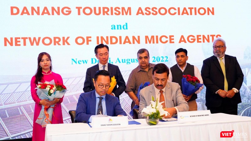 Ông Nguyễn Đức Quỳnh (ngồi trái)- Phó Chủ tịch Hiệp hội Du lịch TP Đà Nẵng ký kết với đại diện Mạng lưới các đối tác lữ hành MICE Ấn Độ