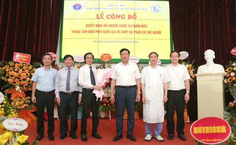 Thứ trưởng Bộ Y tế Đỗ Xuân Tuyên chụp ảnh lưu niệm cùng lãnh đạoTrung tâm Điều phối Quốc gia về ghép bộ phận cơ thể người (ảnh BVCC) Thứ trưởng Bộ Y tế Đỗ Xuân Tuyên chụp ảnh lưu niệm cùng lãnh đạoTrung tâm Điều phối Quốc gia về ghép bộ phận cơ thể người (ảnh BVCC)