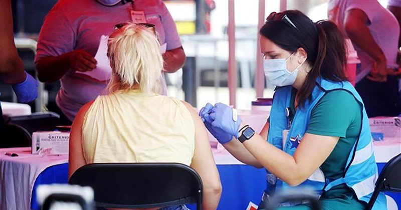 Nhân viên y tế tiêm vaccine phòng bệnh đậu mùa khỉ cho người dân tại New Orleans, Mỹ, ngày 13/8/2022. (Ảnh: THX/TTXVN)