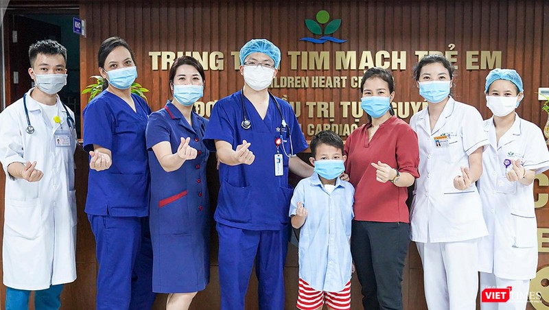 Mẹ con bé K.B (8 tuổi, Quốc tịch Lào) chụp ảnh lưu niệm cùng các bác sĩ Trung tâm Tim mạch – Bệnh viện Nhi Trung ương trong ngày xuất viện (ảnh BVCC) Mẹ con bé K.B (8 tuổi, Quốc tịch Lào) chụp ảnh lưu niệm cùng các bác sĩ Trung tâm Tim mạch – Bệnh viện Nhi Trung ương trong ngày xuất viện (ảnh BVCC)