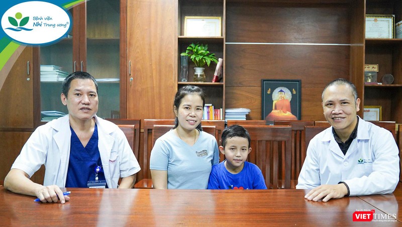 Bé K.B và mẹ chụp lưu niệm cùng bác sĩ trực tiếp điều trị của Trung tâm Tim mạch – Bệnh viện Nhi Trung ương (ảnh BVCC) Bé K.B và mẹ chụp lưu niệm cùng bác sĩ trực tiếp điều trị của Trung tâm Tim mạch – Bệnh viện Nhi Trung ương (ảnh BVCC)