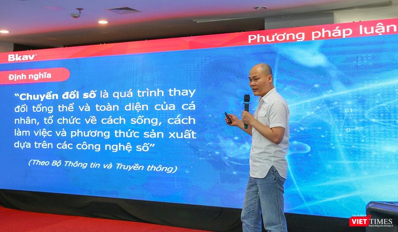 Ông Nguyễn Tử Quảng - CEO, Chủ tịch Tập đoàn công nghệ BKAV trình bày qua điểm phương pháp luận về chuyển đổi số