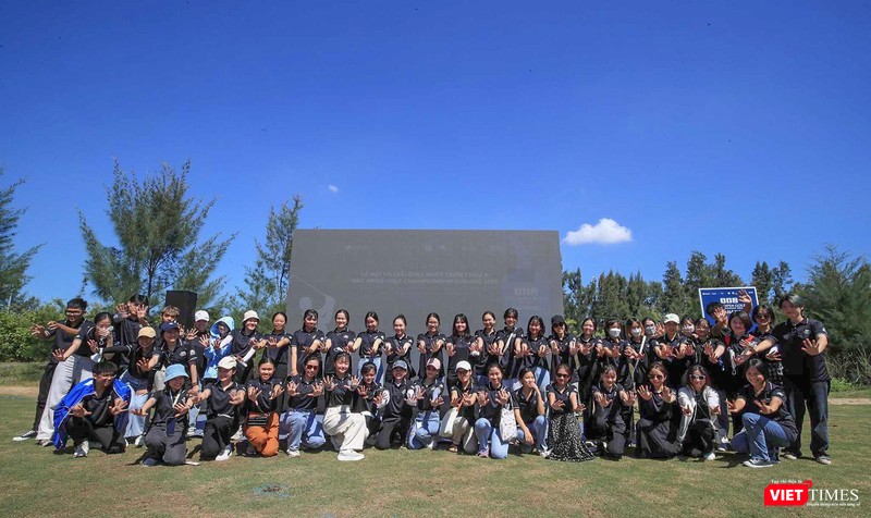 Đại diện cho hơn 200 tình nguyện viên tham gia phục vụ giải đấu