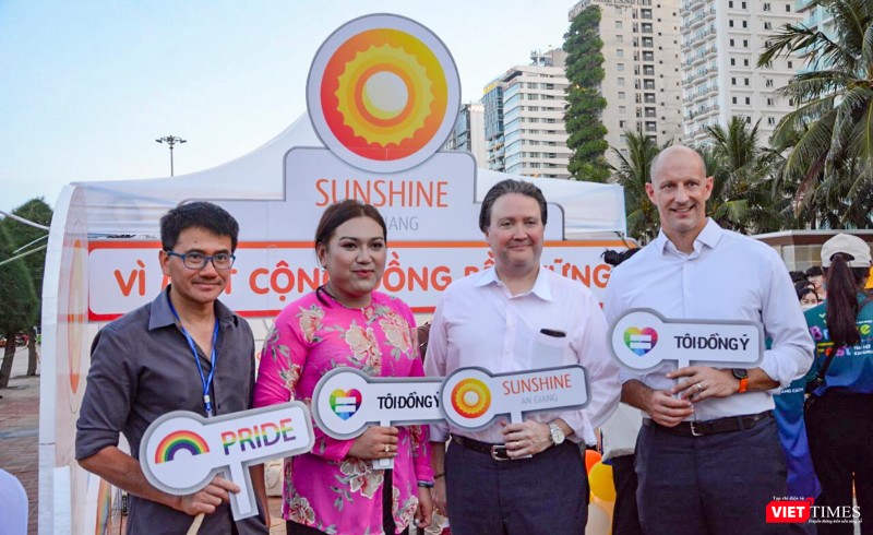 Ông Marc Knapper - Đại sứ Mỹ tại Việt Nam (thứ 2 từ phải sang) chụp ảnh lưu niệm cùng các nghệ sĩ tại BridgeFest 2022 Ông Marc Knapper - Đại sứ Mỹ tại Việt Nam (thứ 2 từ phải sang) chụp ảnh lưu niệm cùng các nghệ sĩ tại BridgeFest 2022