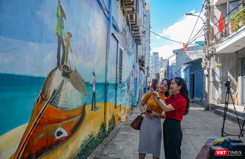 Du khách tranh thủ checkin đường tranh bích hoạ trong ngày khánh thành