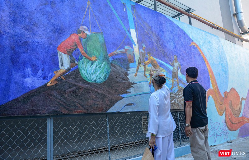 Người dân thích thú với các bức tranh trên tường nhà