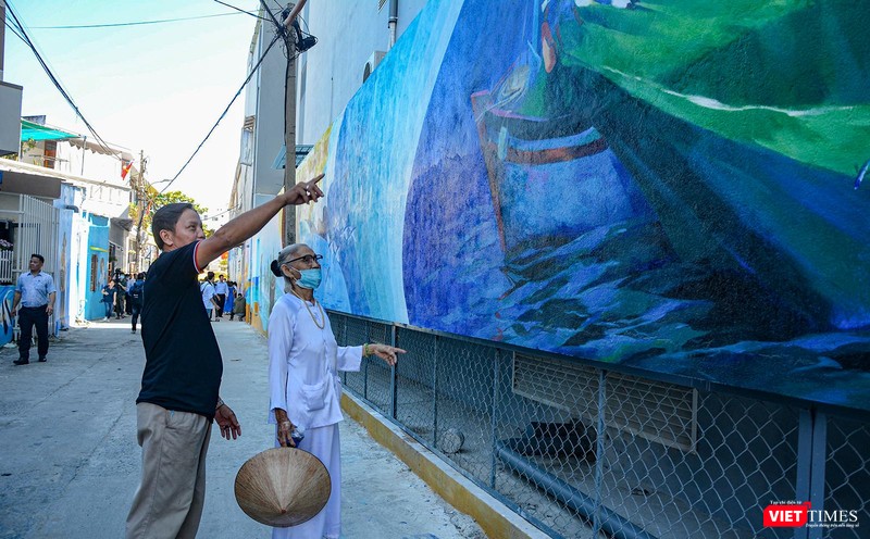 Người dân địa phương phấn khởi