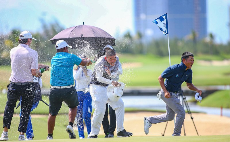 Khoảnh khắc ăn mừng của golfer Chen Guxin trên green hố số 18