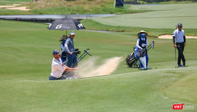 Một pha cứu bóng thành công từ hố cát