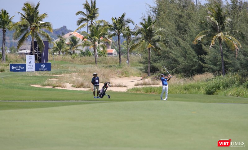 Cú đánh thứ 2 của golfer tại hố số 6