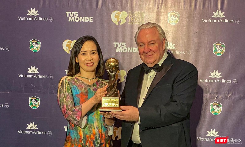 Ông Graham Cooke - người sáng lập Giải thưởng World Travel Awards trao cup cho bà Trương Thị Hồng Hạnh-Giám đốc Sở Du lịch Đà Nẵng Ông Graham Cooke - người sáng lập Giải thưởng World Travel Awards trao cup cho bà Trương Thị Hồng Hạnh-Giám đốc Sở Du lịch Đà Nẵng