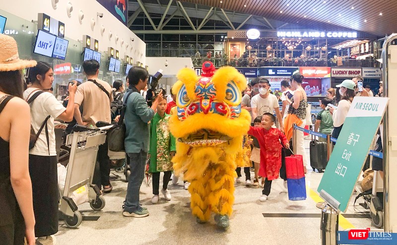 Trình diễn lân sư và rước đèn tại nhà ga quốc tế sân bay Đà Nẵng