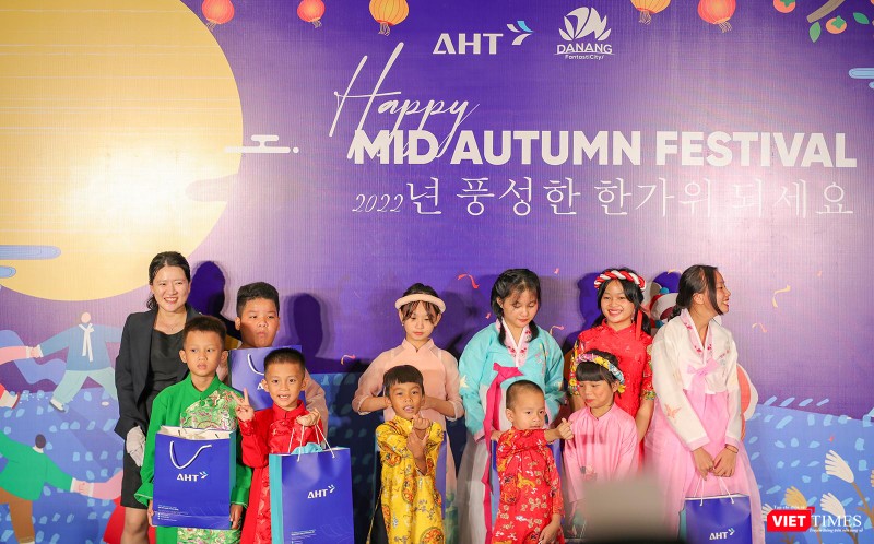 Bà Yeom Ji Yeon - Lãnh sự quán Hàn Quốc tại Đà Nẵng tặng quà cho các em nhỏ