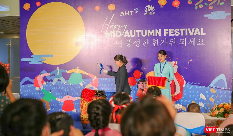 Bà Yoom Ji Yoon thực hiện nghi lễ đánh trống đêm hội trung thu