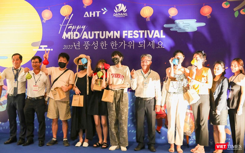 Ban Tổ chức và du khách chụp ảnh lưu niệm