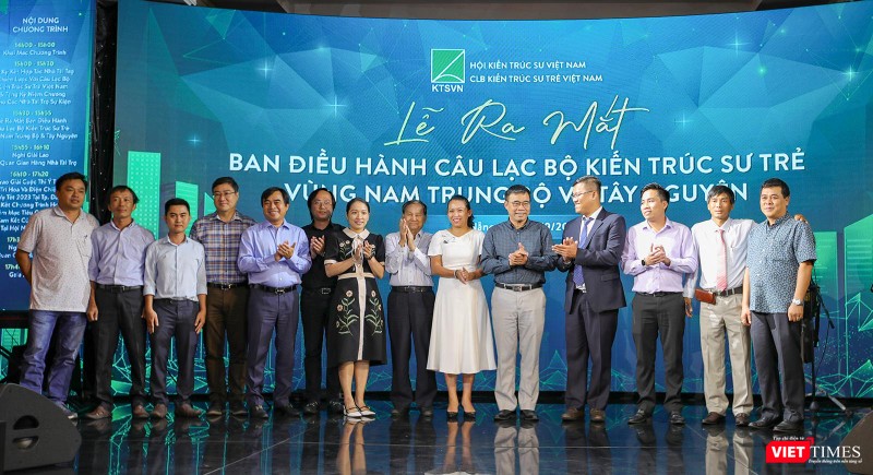 Lãnh đạo Hội Kiến trúc sư Việt Nam và Giám đốc Sở Xây dựng, Sở TN&MT TP Đà Nẵng chụp ảnh lưu niệm cùng Ban Điều hành Câu lạc bộ Kiến trúc sư trẻ vùng Nam trung bộ và Tây nguyên Lãnh đạo Hội Kiến trúc sư Việt Nam và Giám đốc Sở Xây dựng, Sở TN&MT TP Đà Nẵng chụp ảnh lưu niệm cùng Ban Điều hành Câu lạc bộ Kiến trúc sư trẻ vùng Nam trung bộ và Tây nguyên
