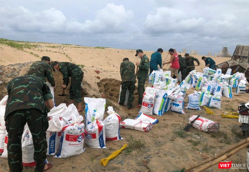 Làm bao cát chằng chống nhà cửa cho dân