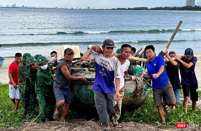 Lực lượng quân đội Quân khu 5 giúp dân đưa tàu thuyền lên bờ