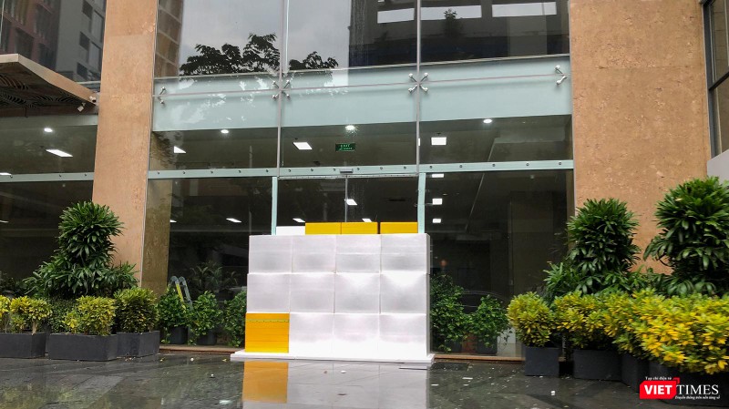 Một khách sạn dùng thùng xốp có chứa nước chẳng chống cửa công trình Một khách sạn dùng thùng xốp có chứa nước chẳng chống cửa công trình