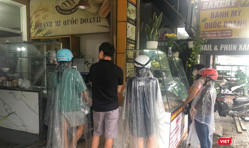 Một diễn biến khác, người dân phải xếp hàng để mua bánh mỳ Một diễn biến khác, người dân phải xếp hàng để mua bánh mỳ