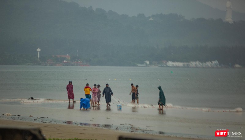 Ngư dân địa phương tranh thủ kéo lưới mưu sinh Ngư dân địa phương tranh thủ kéo lưới mưu sinh
