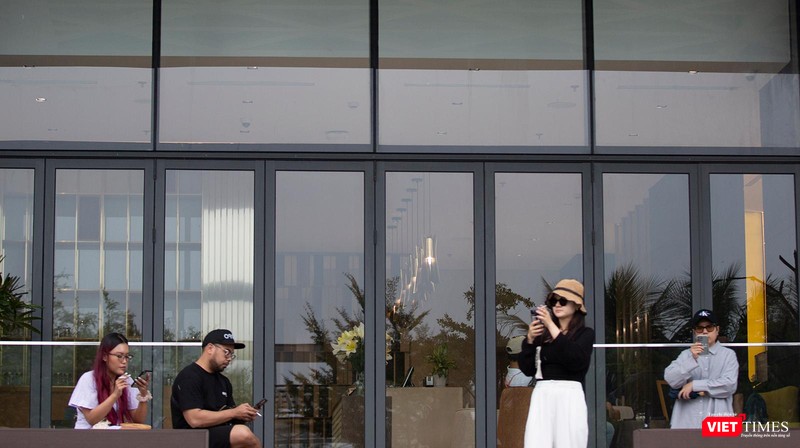 Một nhóm du khách mắc kẹt lại Đà Nẵng do bão Một nhóm du khách mắc kẹt lại Đà Nẵng do bão