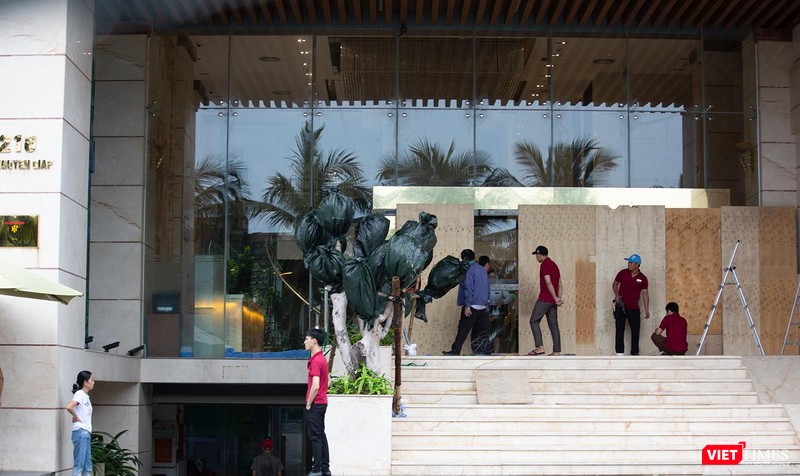 Một khách sạn trên đường Võ Nguyên Giáp khẩn trương gia cố cửa kính Một khách sạn trên đường Võ Nguyên Giáp khẩn trương gia cố cửa kính