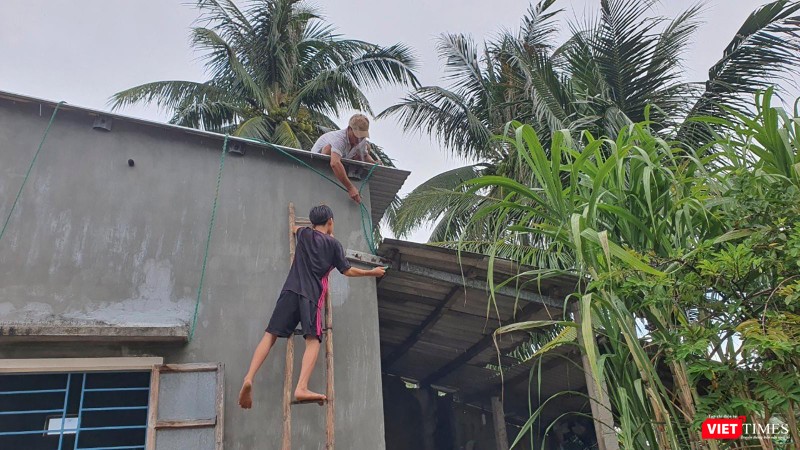 Người dân Quảng Nam khẩn trương chằng chống nhà cửa Người dân Quảng Nam khẩn trương chằng chống nhà cửa