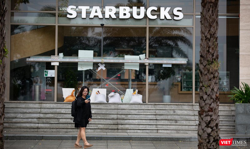 Bạn trẻ tranh thủ checkin cùng bão Noru bên quán cà phê trên đường Bạch Đằng Bạn trẻ tranh thủ checkin cùng bão Noru bên quán cà phê trên đường Bạch Đằng