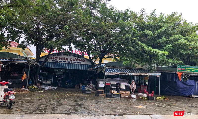 Tiểu thương khẩn trương dọn hàng trước giờ ngưng hoạt động chợ Tiểu thương khẩn trương dọn hàng trước giờ ngưng hoạt động chợ