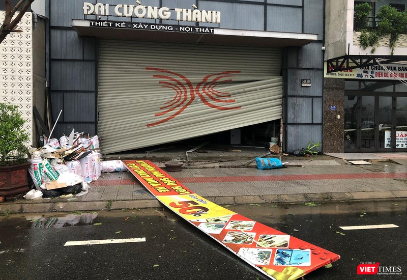 Cứa sắt một căn nhà bị gió quật hư hỏng