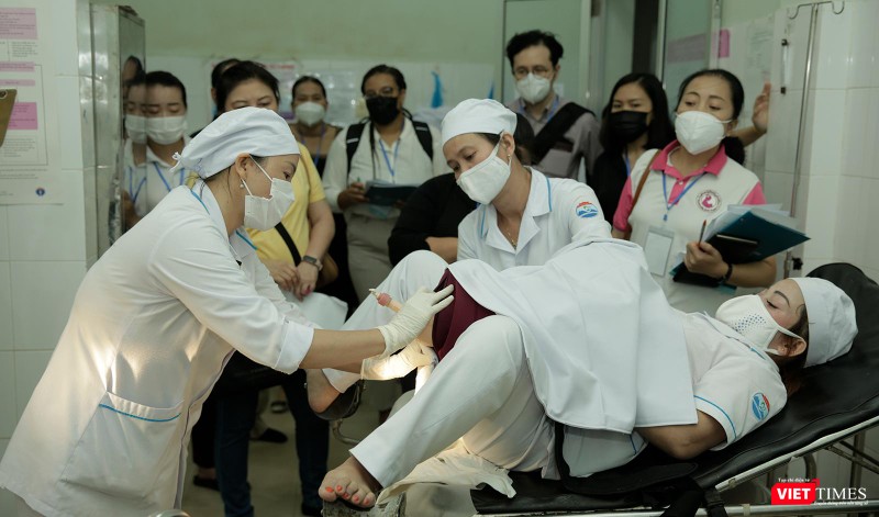 Các đại biểu được thăm quan, huấn luyện kỹ thuật mô hình thực hành chăm sóc và nuôi trẻ bằng sữa mẹ Các đại biểu được thăm quan, huấn luyện kỹ thuật mô hình thực hành chăm sóc và nuôi trẻ bằng sữa mẹ