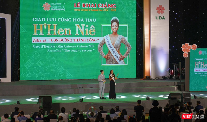 Hoa hậu H’Hen Niê trong phần chia sẻ và giao lưu với các tân sinh viên ĐH Đông Á Hoa hậu H’Hen Niê trong phần chia sẻ và giao lưu với các tân sinh viên ĐH Đông Á