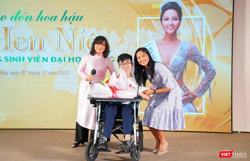 Hoa hậu H’Hen Niê, TS. Nguyễn Thị Anh Đào và tân sinh viên giàu nghị lực Nguyễn Minh Châu Hoa hậu H’Hen Niê, TS. Nguyễn Thị Anh Đào và tân sinh viên giàu nghị lực Nguyễn Minh Châu