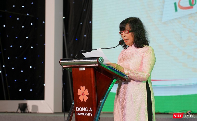 TS. Nguyễn Thị Anh Đào – Hiệu trưởng ĐH Đông Á phát biểu tại lễ Khai giảng năm học 2022 TS. Nguyễn Thị Anh Đào – Hiệu trưởng ĐH Đông Á phát biểu tại lễ Khai giảng năm học 2022