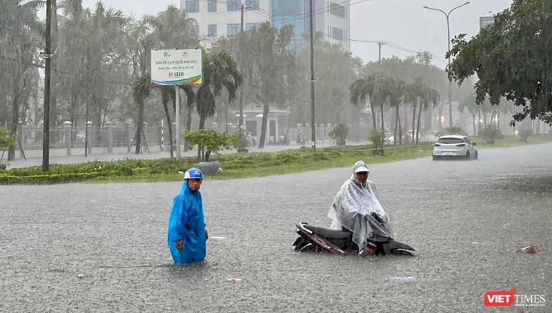 Đường phố TP Tam Kỳ ngập sâu trong nước