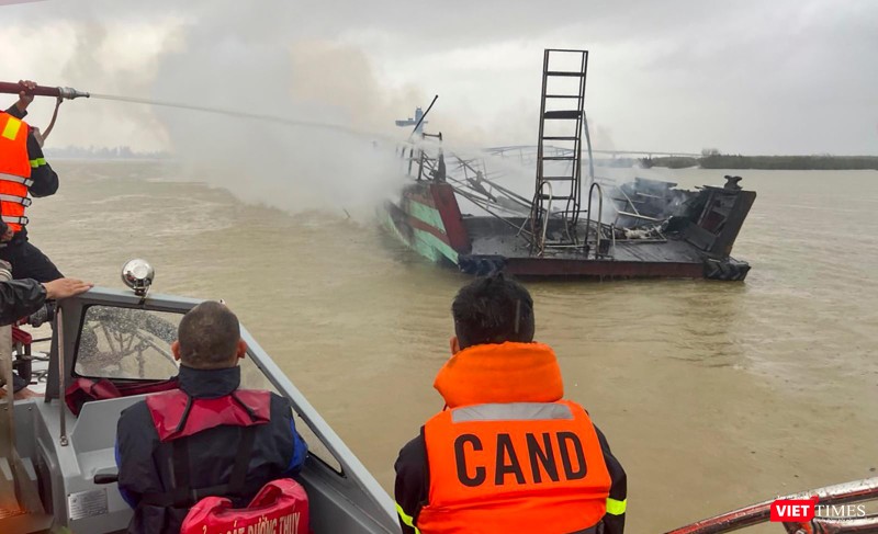 Đến sáng cùng ngày, lực lượng cảnh sát PCCC vẫn nỗ lực khống chế vụ cháy (ảnh bạn đọc cung cấp)