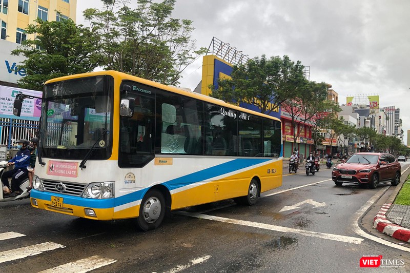 Một chiếc xe buýt chết máy nằm chắn đường