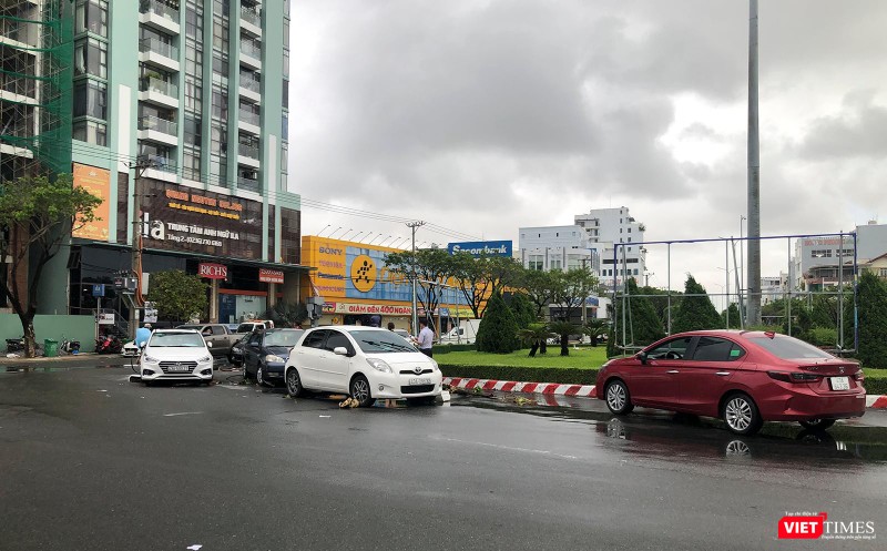 Tại nút giao thông Nguyễn Hữu Thọ-30/4, xe tắt máy dồn đống