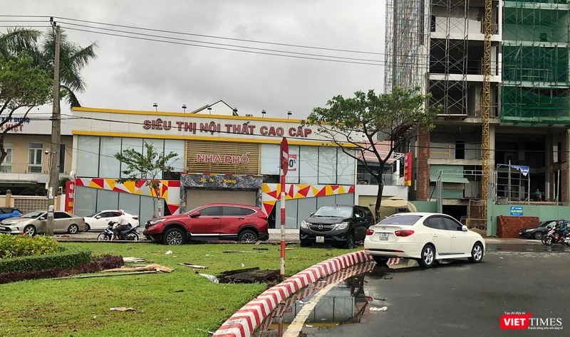 Va chạm leo lên cả giải phân cách