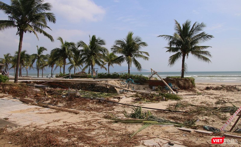 Theo Ban quản lý Bán đảo Sơn Trà và các Bãi biển Du lịch Đà Nẵng cho biết, hiện dọc bãi biển du lịch đường Võ Nguyên Giáp có 3 điểm sạt lở lớn và một số điểm sạt lở cục bộ.
