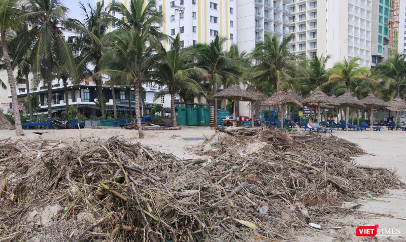 Rác đầy bãi biển