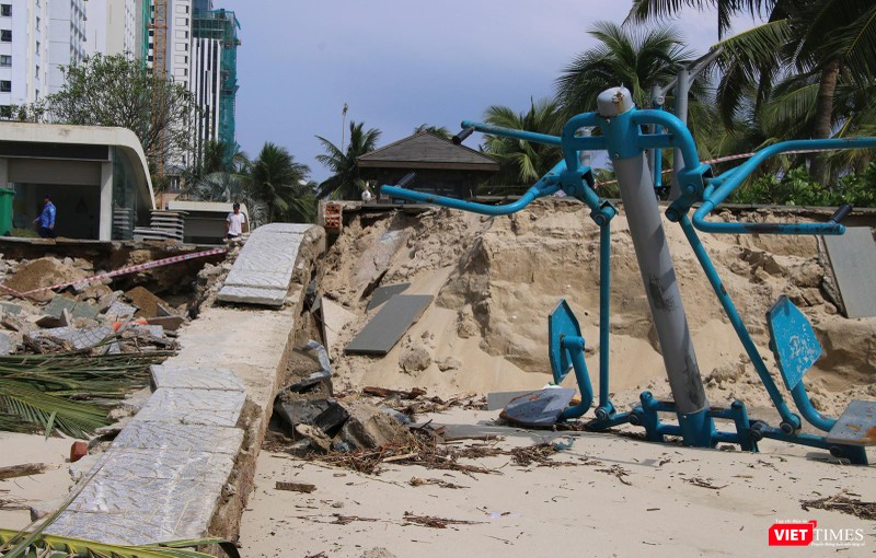 Khu thể thao công cộng cũng bị xói lở nghiêm trọng