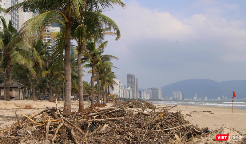 Biển du lịch Đà Nẵng xơ xác, ngổn ngang rác sau trận ngập lụt lịch sử